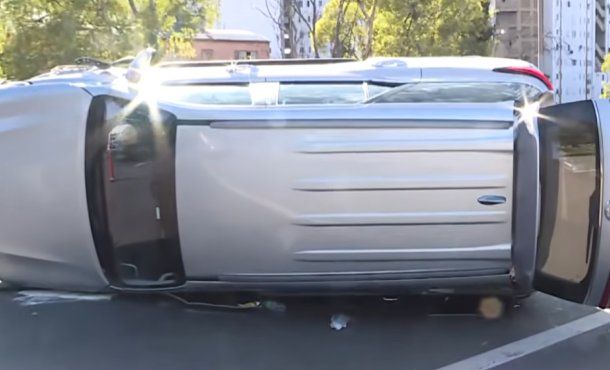 Impresionante choque y vuelco provocó un caos en la avenida General Paz