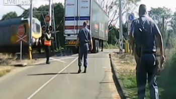 video: un tren no freno y choco a un trailer que se habian dejado en las vias video: un tren no freno y choco a un trailer que se habian dejado en las vias