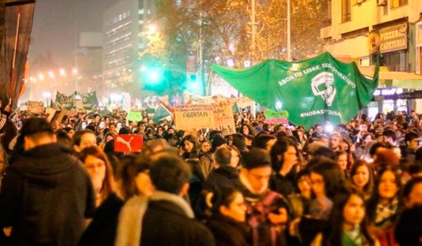 Chile: apuñalaron a tres chicas por haberse manifestado a favor del aborto libre