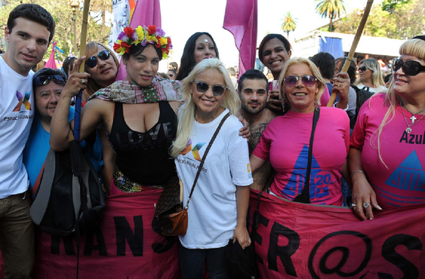 Lejos de Maradona, Verónica Ojeda participó de la Marcha del Orgullo