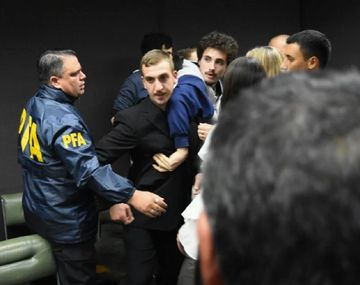 Así trasladaban a los condenados de la patota neonazi