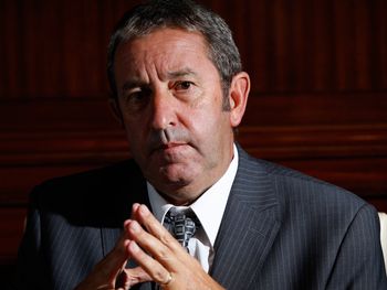 Si hablamos de otros, nos desangramos