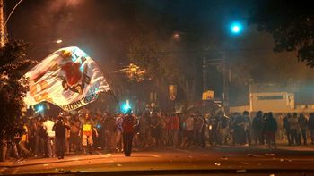 maracana: incidentes en cruce entre policias y manifestantes maracana: incidentes en cruce entre policias y manifestantes
