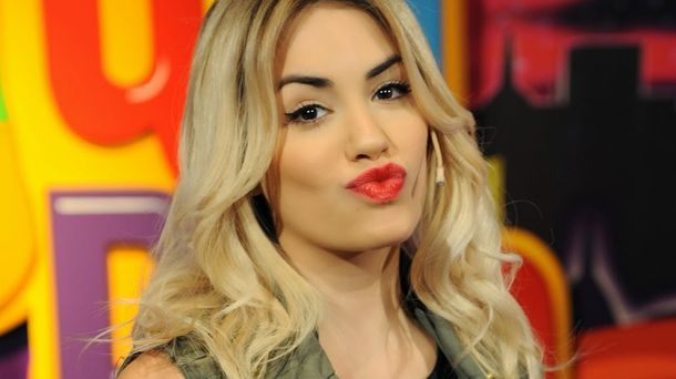 Furor por una imagen de Lali Espósito y una figura parecida a Jesús