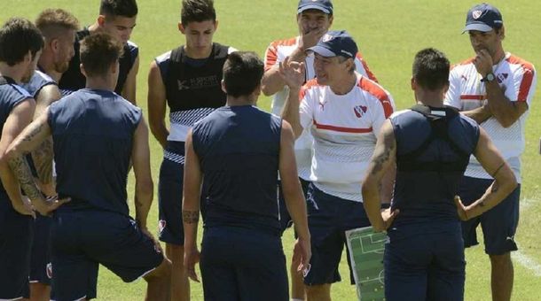 Un jugador de Independiente reveló un dato íntimo y sorpresivo de Holan en el vestuario