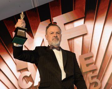 Gato Sylvestre con el Martín Fierro de Oro. Foto: Carlos Ventura.