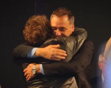 Manuel Adorni, fundiéndose en un abrazo con el presidente Javier Milei.