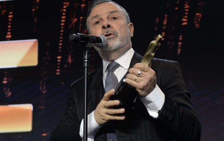 Gustavo Sylvestre con el Martín Fierro de Portales Web.