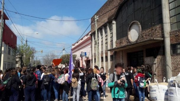 Protesta en un colegio de Cañuelas por el acoso de un cura