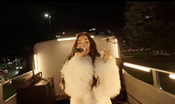 María Becerra presentó Quimera arriba de un colectivo: recorrió barrios porteños con un show rodante