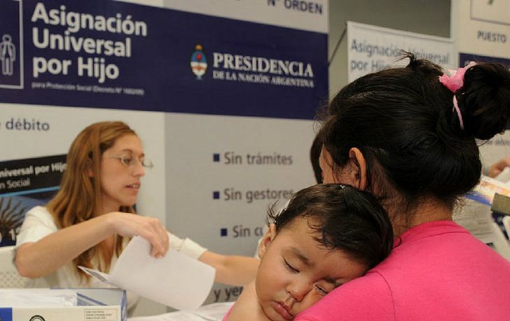 El Gobierno estudia ampliar la AUH a $400 mil hijos de monotributistas