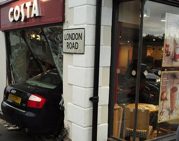 Un hombre de 88 años chocó su Audi A4 contra un café y mató a una mujer