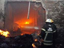 Susto en Bernal por el incendio de una papelera