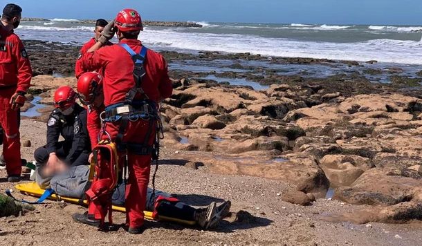 Mar del Plata: Rescataron a una pareja que cayó en un auto desde los acantilados