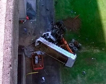 Un camión cayó desde el puente Zárate-Brazo Largo