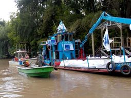 Frente a la pandemia de COVID-19, en barco, Aysa distribuye agua potable en el Delta