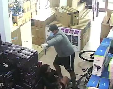 Video: cuatro ladrones irrumpieron en un local