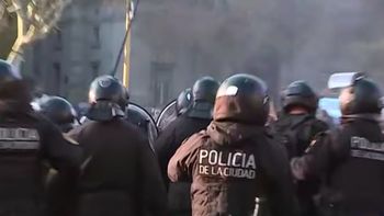 Incidentes en Plaza de Mayo mientras fans de Indio Solari despedían al músico. Incidentes en Plaza de Mayo mientras fans de Indio Solari despedían al músico.