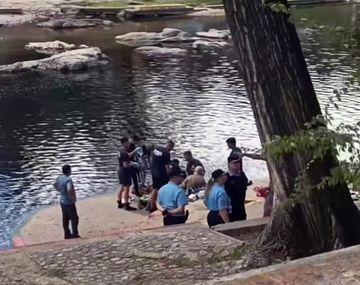 Un joven de 25 años murió tras ser rescatado del agua en el río Cosquín.