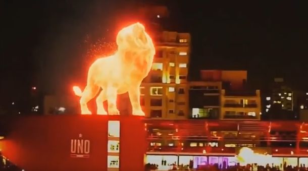 La Plata: un león de fuego caminó sobre el nuevo estadio de Estudiantes