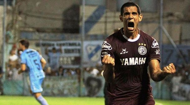Sand marcó de penal el tercer gol de Lanús ante Temperley