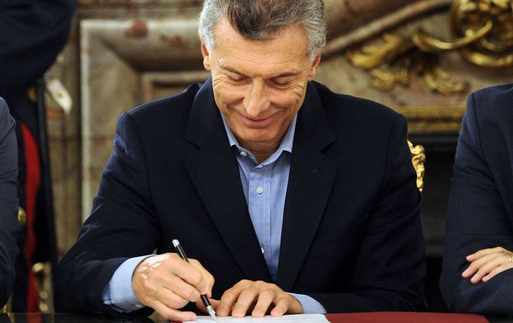 Mauricio Macri firmando