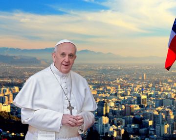 El Papa Francisco y una panorámica de la ciudad de Santiago de Chile.