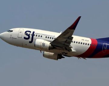 Desapareció un avión con 62 personas a bordo: perdió 3 mil metros de altitud en un minuto