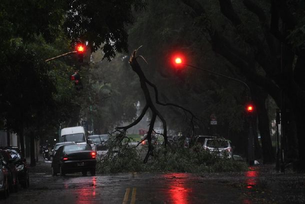 Tres de Febrero: murieron dos personas electrocutadas por el temporal