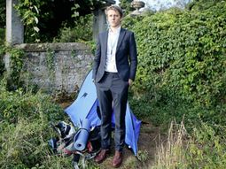 Un pasante de las Naciones Unidas tiene que dormir en carpa por falta de dinero