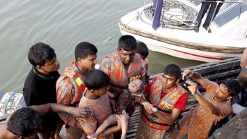 al menos 38 muertos y 150 supervivientes al hundirse un barco en bangladesh al menos 38 muertos y 150 supervivientes al hundirse un barco en bangladesh