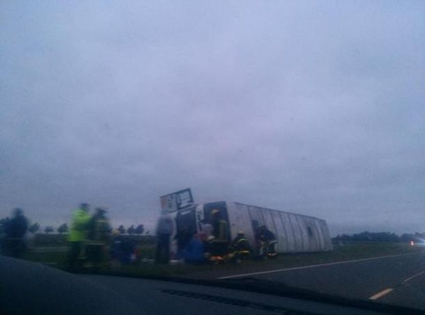 Accidente en Ruta 2: volcó un micro en Lezama y se registraron 10 heridos