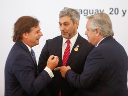 Luis Lacalle Pou, presidente de Uruguay, en la última cumbre del Mercosur junto a sus pares Mario Abdo (Paraguay) y Alberto Fernández (Argentina). (Foto: NA) Luis Lacalle Pou, presidente de Uruguay, en la última cumbre del Mercosur junto a sus pares Mario Abdo (Paraguay) y Alberto Fernández (Argentina). (Foto: NA)
