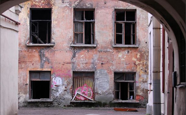Una de las casas embrujadas empleadas para encerrar a los que incumplen la cuarentena. Foto: Twitter.