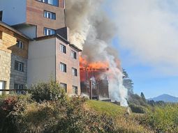 Varias dotaciones de los Bomberos Voluntarios de Bariloche trabajaron intensamente en el lugar para controlar el siniestro. Varias dotaciones de los Bomberos Voluntarios de Bariloche trabajaron intensamente en el lugar para controlar el siniestro.