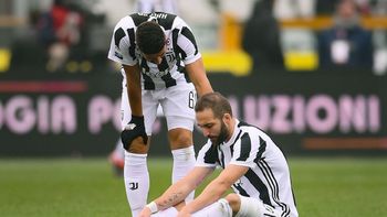 Gonzalo Higuaín se fue lesionado en el derby de Turín. Gonzalo Higuaín se fue lesionado en el derby de Turín.
