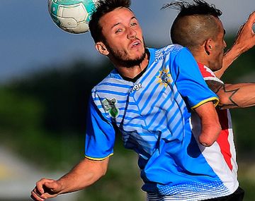 Dotour disputa un balón (foto: Tenfield.com)