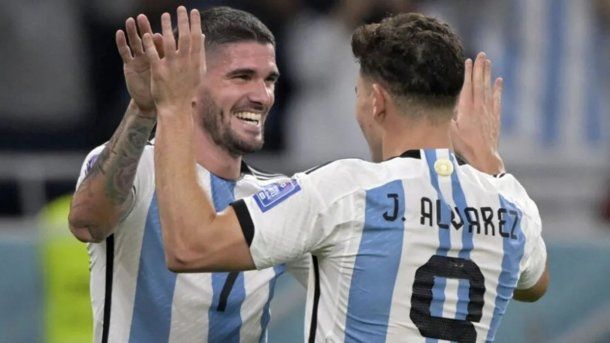 Rodrigo de Paul con Julián Álvarez.