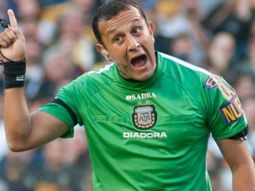 afirmo el arbitro: los jugadores de boca nunca pidieron seguir el partido