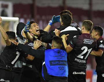 El festejo del arquero Andrada, el héroe de los penales de Lanús