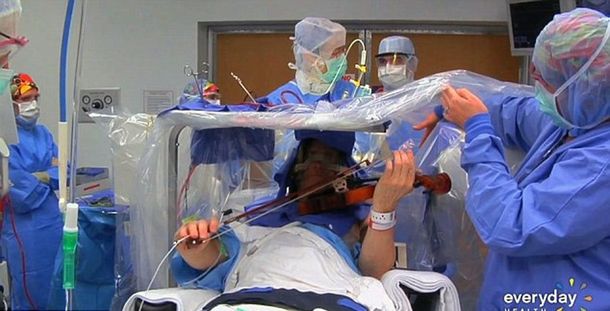 El increíble video en el que un violinista toca mientras le operan el cerebro