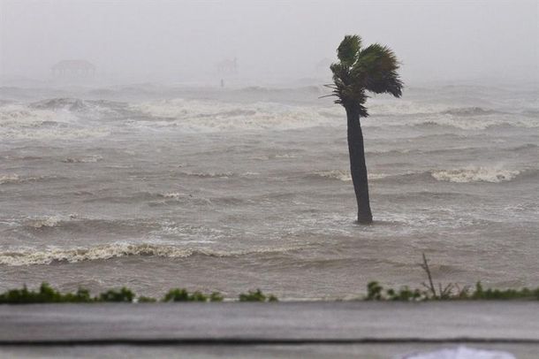 Isaac disminuyó su fuerza y se convirtió en tormenta tropical