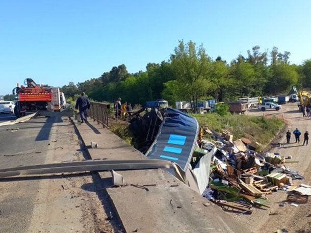 Luján: un camión cayó de un puente en Ruta 6 y el chofer murió