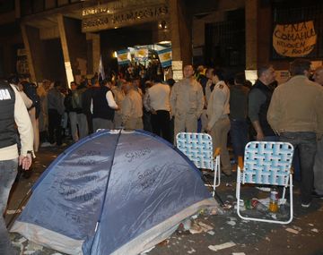 Prefectos y gendarmes están en su cuarto día de protesta