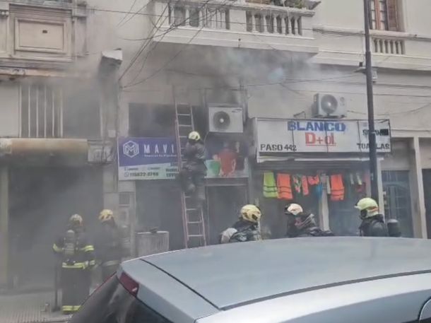 Incendio en un local de ropa en Once: 40 personas tuvieron que ser asistidas
