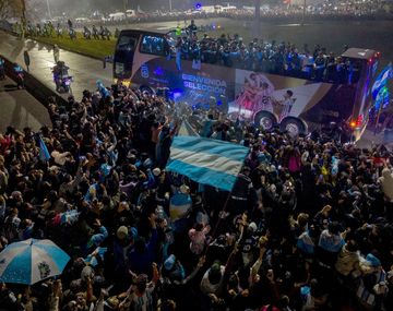 Minuto a minuto del regreso de la Selección Argentina al país EN VIVO: llegada, declaraciones e imágenes