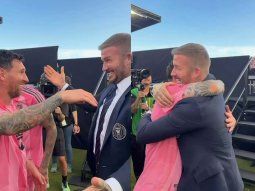 Lionel Messi y David Beckham se estrecharon en un gran abrazo tras la coronación de Inter Miami. Lionel Messi y David Beckham se estrecharon en un gran abrazo tras la coronación de Inter Miami.