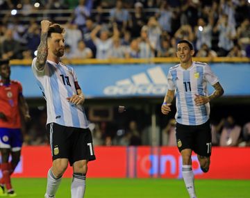 Messi celebra ante la mirada de Di María