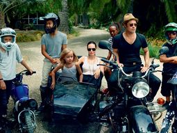 Brad Pitt y Angelina Jolie con sus hijos Maddox, Pax, Zahara Shiloh y los gemelos Knox y Vivienne. Brad Pitt y Angelina Jolie con sus hijos Maddox, Pax, Zahara Shiloh y los gemelos Knox y Vivienne.