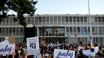 Convocan a marchar en todas las plazas del país en repudio al juez que liberó al acusado Convocan a marchar en todas las plazas del país en repudio al juez que liberó al acusado